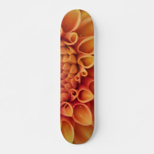 Oranje dahlia bloem in het midden persoonlijk skateboard