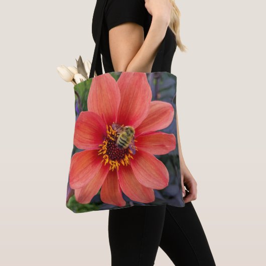 Oranje Dahlia met Fuzzy Bee Floral Tote Bag (Dichtbij)