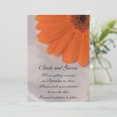 Oranje Daisy en White Satin Wedding Save the Date (Staand voorkant)