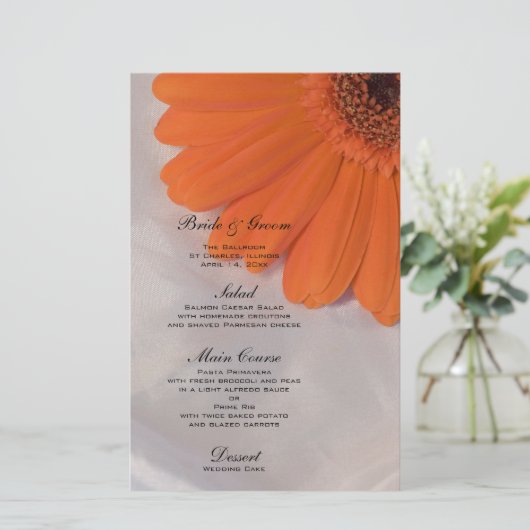 Oranje Daisy over het Wit Satin Weddenschap Menu (Staand voorkant)