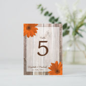 Oranje Daisy Rustic Barn Wood Trouwtafel Nummer Briefkaart (Staand voorkant)