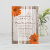 Oranje Daisy Rustic Barn Wood Wedding Kaart (Staand voorkant)