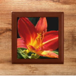 Oranje Daylily Bloom Floral Cadeaudoosje<br><div class="desc">Winkelinkten,  sieraden en andere kleine keepenkoeken in deze houten cadeaudoos met keramische tegel die voorzien is van het foto-afbeelding van een helder,  oranje dagbloem. Een mooi,  bloemetjesontwerp! Selecteer de grootte en kleur van het cadeauvakje.</div>
