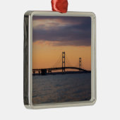 Oranje Dusk Mackinac Bridge Metalen Ornament (Rechts)