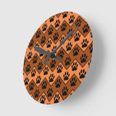Oranje en bruine Chevron met een hond-paw-patroon Ronde Klok (Hoek)