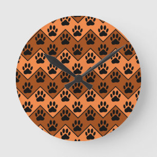 Oranje en bruine Chevron met een hond-paw-patroon Ronde Klok