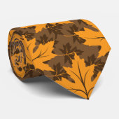 Oranje en bruine esdoornbladeren vallen kleuren op stropdas (Opgerold)