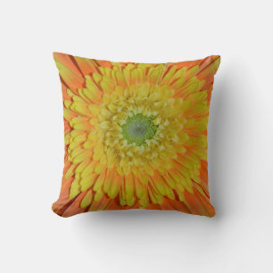 Oranje en gele kweekbloem kussen