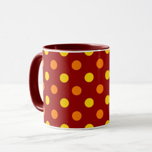 Oranje en gele polka stippen op rood mok