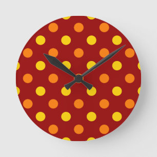Oranje en gele polka stippen op rood ronde klok