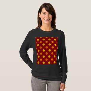 Oranje en gele polka stippen op rood t-shirt