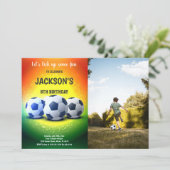 Oranje en gele voetbalverjaardagsuitnodiging kaart (Staand voorkant)