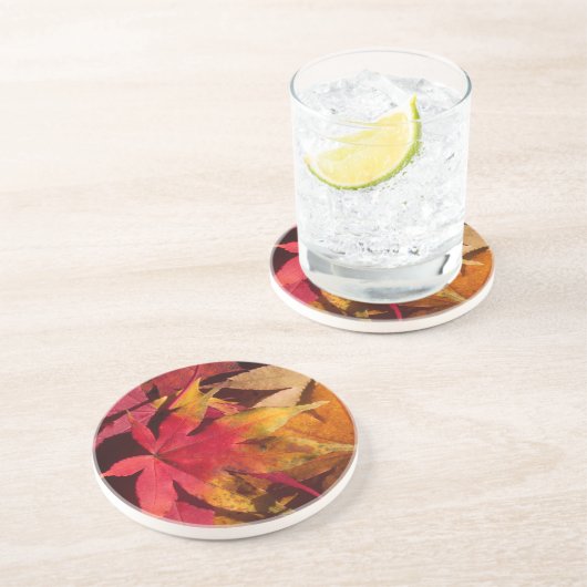 Oranje en goudvormige fallbladeren in het najaar zandsteen onderzetter (Zijkant)