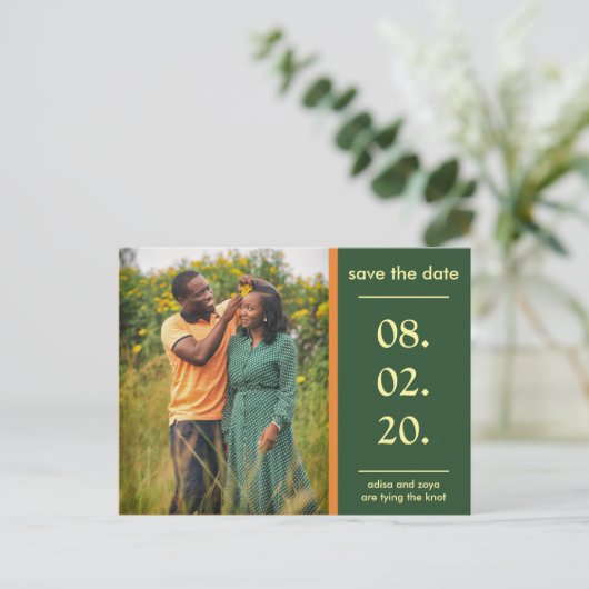 Oranje en groen Afrikaans koppel slaan de datum op Aankondigingskaart (Staand voorkant)