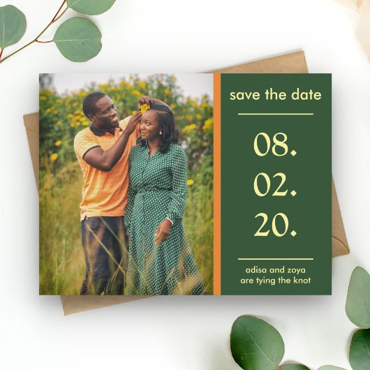 Oranje en groen Afrikaans koppel slaan de datum op Aankondigingskaart