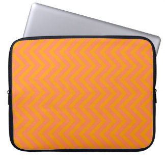 Oranje en koraalChevron of zigzags Stripes Laptop Sleeve