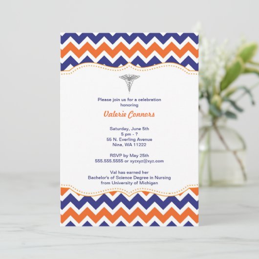 Oranje en Navy Chevron Nurse Afstuderen Invite RN Kaart (Staand voorkant)