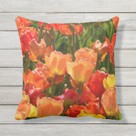 oranje en rode tulpen in de openlucht buitenkussen