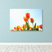 Oranje en rode tulpen van onderaan canvas afdruk (Insitu (Houten vloer))