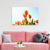Oranje en rode tulpen van onderaan canvas afdruk (Insitu (Woonkamer))