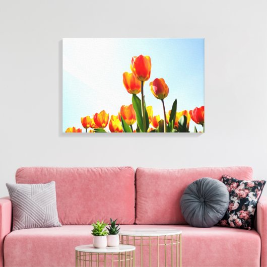 Oranje en rode tulpen van onderaan canvas afdruk (Insitu (Woonkamer))