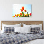 Oranje en rode tulpen van onderaan canvas afdruk (Insitu (Slaapkamer))