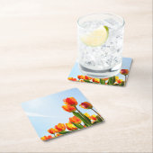 Oranje en rode tulpen van onderaan kartonnen onderzetters (Insitu)