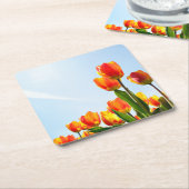 Oranje en rode tulpen van onderaan kartonnen onderzetters (Schuin)