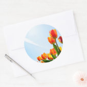 Oranje en rode tulpen van onderaan ronde sticker (Envelop)