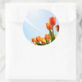 Oranje en rode tulpen van onderaan ronde sticker (Tas)