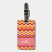 Oranje en roze Chevron Patroon met monogram Bagagelabel (Voorkant verticaal)