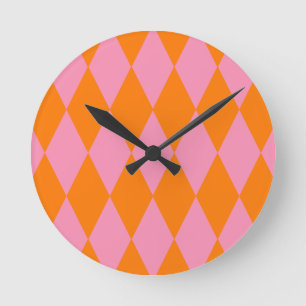 Oranje en roze harlekijn geruit ontwerp ronde klok
