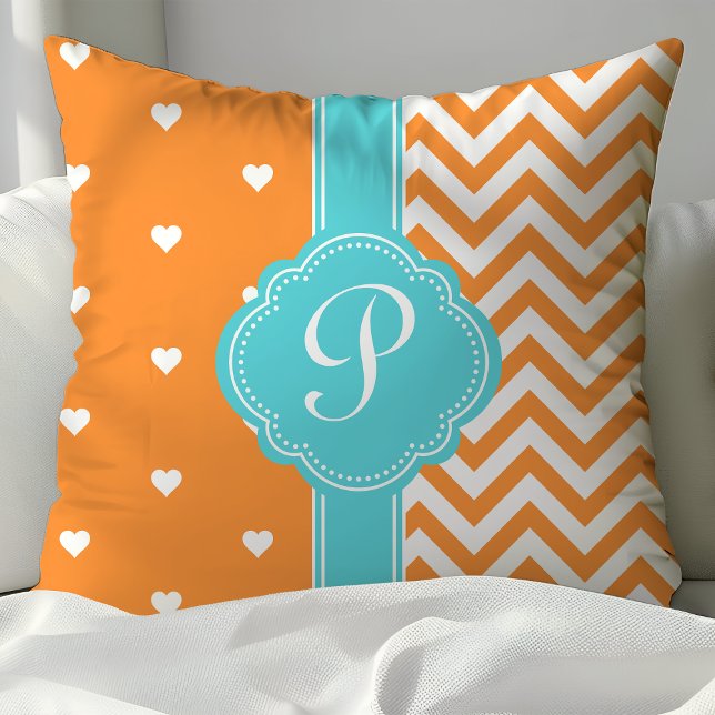 Oranje en Turquoise Monogram Harten en Chevron Kussen (Creator heeft geüpload)