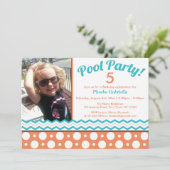 Oranje en Turquoise Pool Party Birthday Invitation Kaart (Staand voorkant)