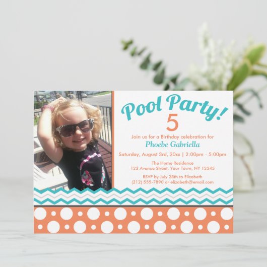 Oranje en Turquoise Pool Party Birthday Invitation Kaart (Staand voorkant)