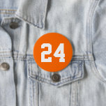 Oranje en witte atleet Jersey nummer Ronde Button 7,6 Cm<br><div class="desc">Kop op je favoriete sportteam, football speler of gewoon show van je schooltrots met een aangepaste gepersonaliseerde spirituele knop! Personaliseer met het nummer van een speler of een andere aangepaste tekst. Ideaal voor football-, basketbal-, honkbal- en voetbalspelletjes! Creëer aangepaste pinnen voor het hele team, cheerleaders, ouders en broers om op...</div>