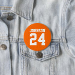 Oranje en witte atleet naam jersey nummer ronde button 7,6 cm<br><div class="desc">Vrolijk op je favoriete sportteam, football speler of show gewoon je schooltrots met een aangepaste gepersonaliseerde spirit knop! Voeg je schoolnaam toe of personaliseer met de naam van een speler en een jersey-nummer. Perfect voor football, basketbal, honkbal en voetbalwedstrijden! Creëer custom pinnen voor het hele team, cheerleaders, ouders en broers...</div>