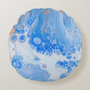 Oranje en witte kwal in water rond kussen