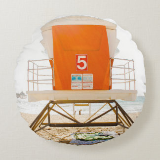 Oranje en witte schuur voor de kust rond kussen
