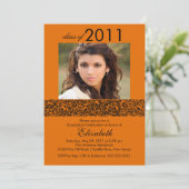 Oranje en zwart fototoestel Afstuderen uitnodiging (Staand voorkant)