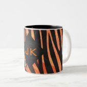 Oranje en zwart Zebra monogram Tweekleurige Koffiemok (Voorkant rechts)