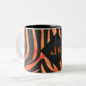 Oranje en zwart Zebra monogram Tweekleurige Koffiemok (Voorkant links)