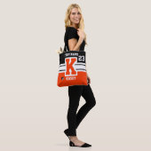 Oranje en zwarte All Varsity Sport Letters Tote Bag (Op model)