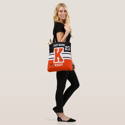Oranje en zwarte All Varsity Sport Letters Tote Bag (Op model)