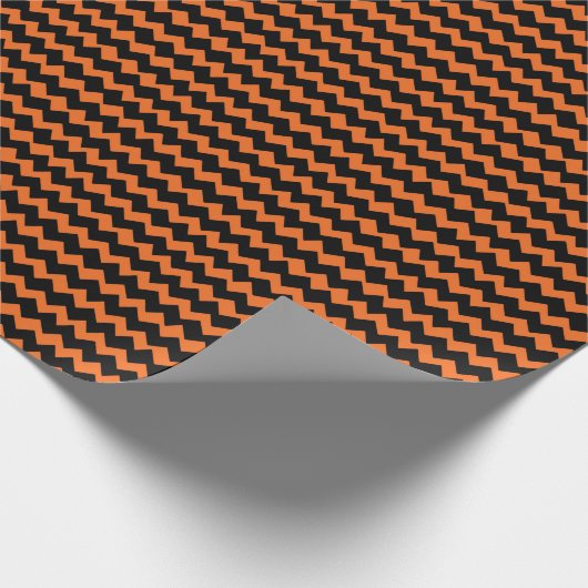 Oranje en zwarte Chevron Stripes Cadeaupapier (Hoek)