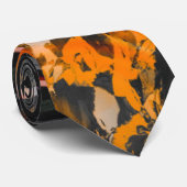 Oranje en zwarte Stropdas in het najaar (Opgerold)