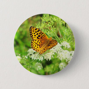 Oranje en zwarte vlinder op witte bloemen ronde button 5,7 cm