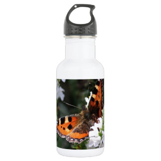 Oranje en zwarte vlinder op witte bloemen waterfles