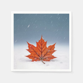 Oranje esdoornblad op verse sneeuw servet