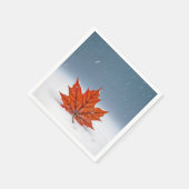 Oranje esdoornblad op verse sneeuw servet (Hoek)